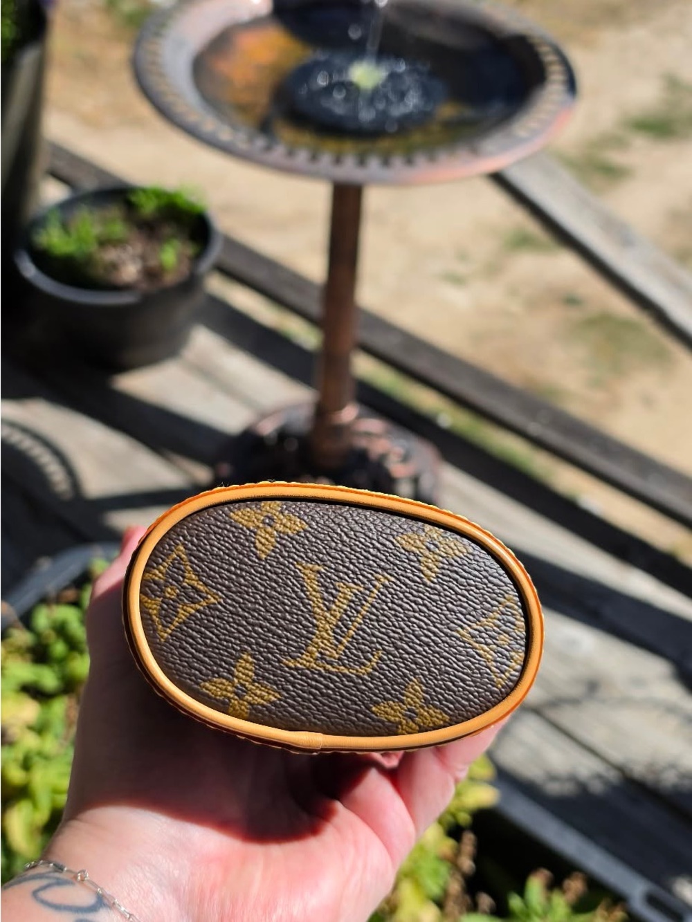 Louis Vuitton Fold Me Pouch - Picture 4 of 9